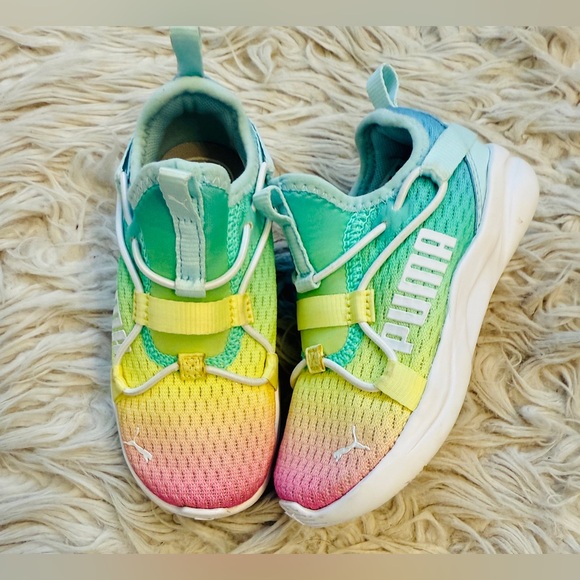 PUMA shoes size little girls 9 (9C).  Adorable, lightweight & slip on! - Picture 1 of 6